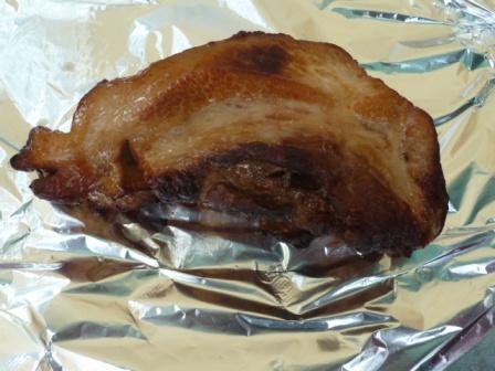 17飴色に燻製された焼き豚を取り出し、荒熱を取ってから切り分けます