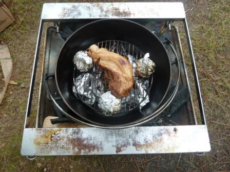 15熱したダッジオーブンで温燻して焼き豚に仕上げていきます