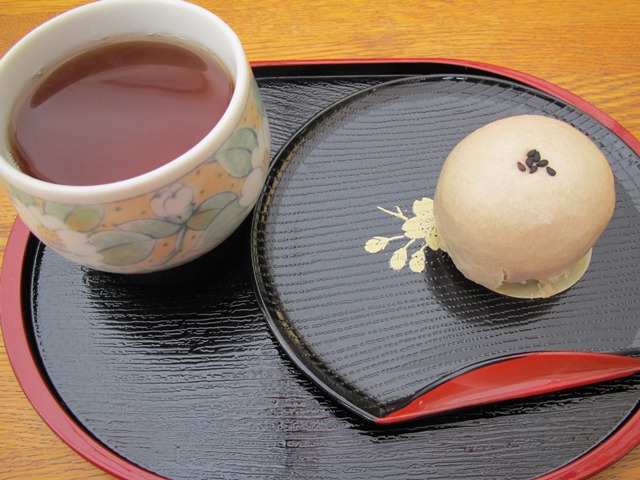 櫻屋　醤油まんじゅうとお茶