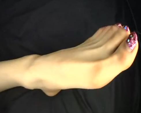 綺麗な美足とデカマラを持つニューハーフが生足で足コキのサンプル足フェチDVD画像6