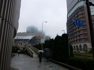 雨に煙る阪神梅田駅前