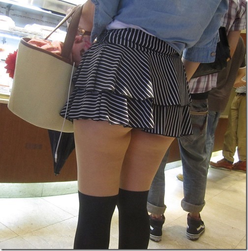 【ミニスカ絶対領域エロ画像】パンツが見えてなくても抜けそうなミニスカートのお姉さん画像(50枚)02-s