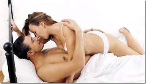 【エロ画像・夫婦生活夫婦の寝室：北米版】右の乳首を愛撫されたら左の乳首を差し出すおしどり夫婦１１
