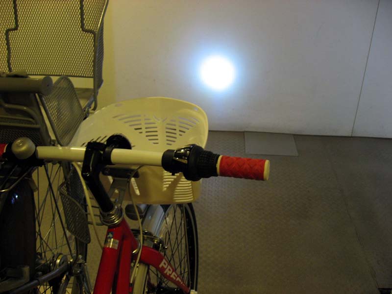 子供用自転車のカゴ下に「かしこいランプ」を取付 - レビューマジック