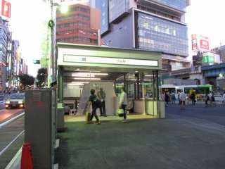 渋谷駅仮9番出入口。下りエスカレータの増設工事が進められている。