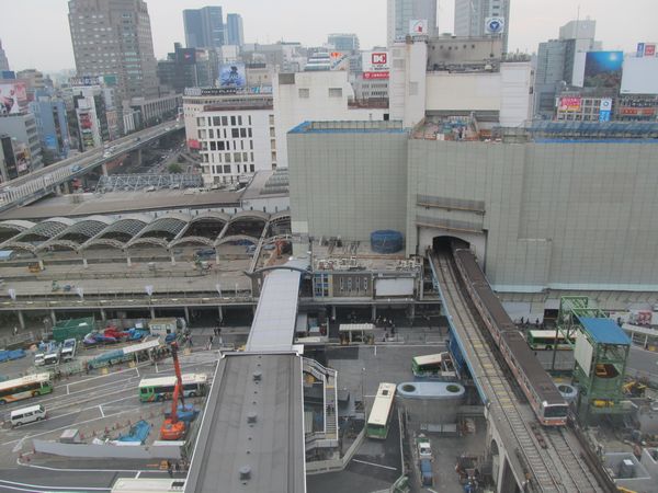 渋谷ヒカリエ11階展望スペースから見た旧東横線渋谷駅と東急百貨店東横店東館。いずれも解体が進む。