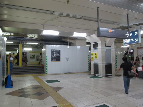 旧東横線渋谷駅正面改札口跡地。ホーム入口は完全に覆われ、床の一部がかさ上げされた。